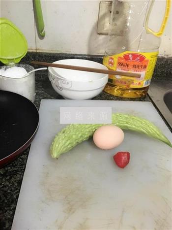 苦瓜蛋饼的做法步骤1