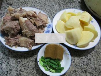 土豆牛排骨汤的做法步骤1
