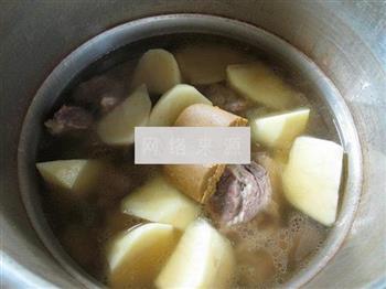 土豆牛排骨汤的做法图解6