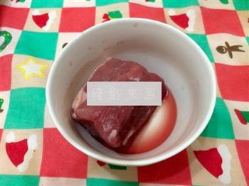 红椒莴笋炒牛肉的做法图解1