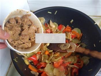红椒莴笋炒牛肉的做法步骤20