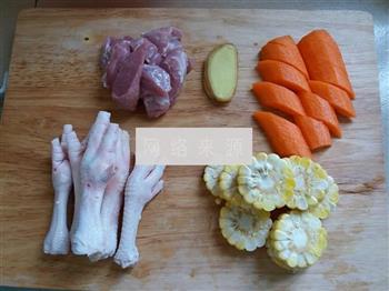 鸡脚瘦肉玉米汤的做法图解3