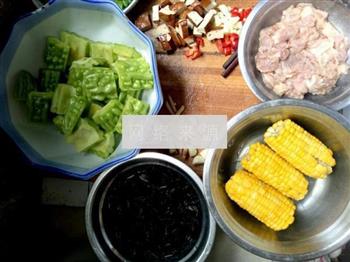 苦瓜玉米黑木耳香菇肉片的做法步骤1