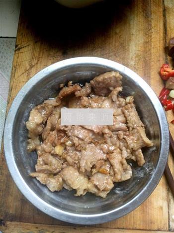 苦瓜玉米黑木耳香菇肉片的做法步骤2