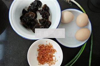 木耳虾米蛋羹的做法图解1