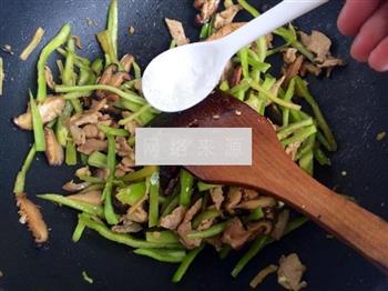 青椒香菇肉片的做法步骤14