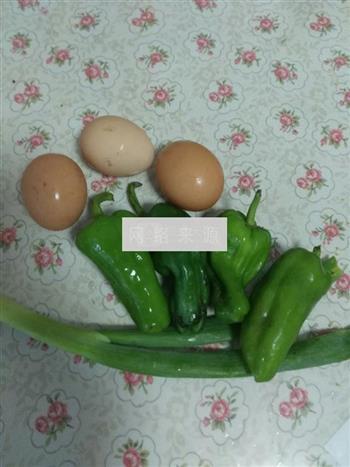 青椒炒鸡蛋的做法图解1