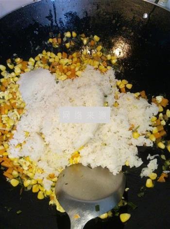 玉米红萝卜蛋炒饭的做法步骤12