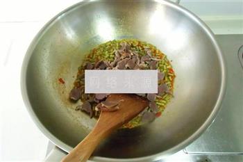 酸豆角炒鸡胗的做法步骤4