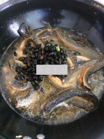 泥鳅炖黑豆的做法图解4