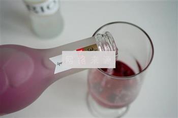 激情双莓鸡尾酒的做法步骤2