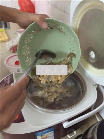 生滚海鲜粥的做法步骤2