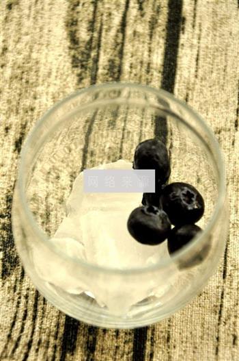 蓝莓冰饮鸡尾酒的做法图解2