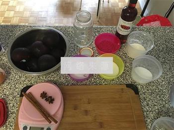 新鲜时令制作黑布霖果酱的做法步骤1