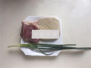 豆腐饼焖肉的做法步骤1