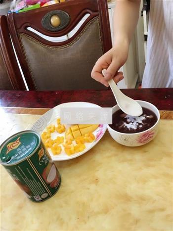 紫米椰浆芒果粥的做法图解4