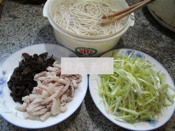 黑木耳猪肉韭菜芽炒面的做法步骤1