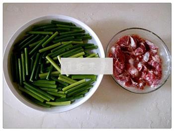 蒜苔炒牛肉的做法步骤2