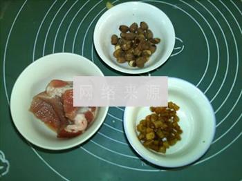 莲子瑶柱瘦肉汤的做法步骤1