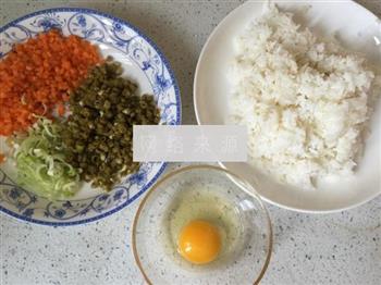美味酸豆角蛋炒饭的做法步骤1