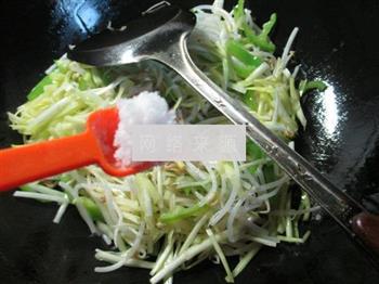 尖椒韭菜芽炒绿豆芽的做法步骤6