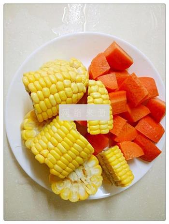 胡萝卜玉米筒骨汤的做法图解3