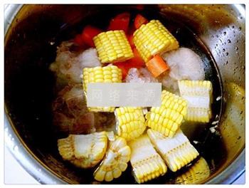 胡萝卜玉米筒骨汤的做法步骤4