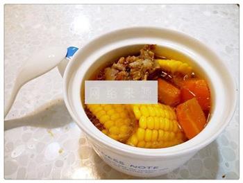 胡萝卜玉米筒骨汤的做法图解5