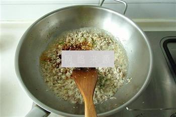 蘑菇肉酱拌米线的做法步骤8