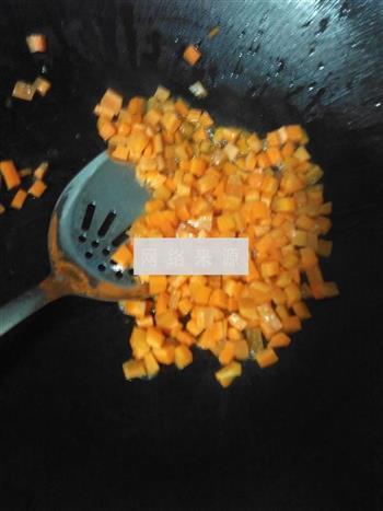 胡萝卜炒玉米的做法步骤3