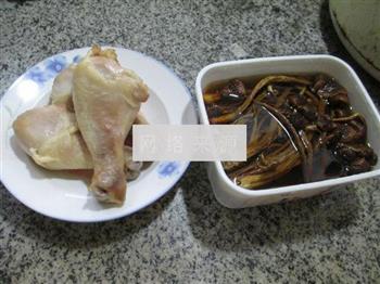 茶树菇鸡腿汤的做法步骤1