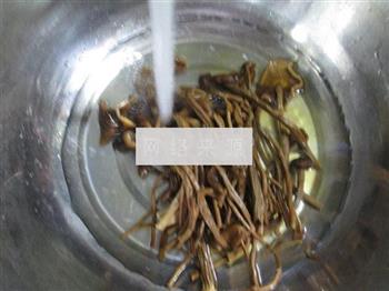 茶树菇鸡腿汤的做法步骤2