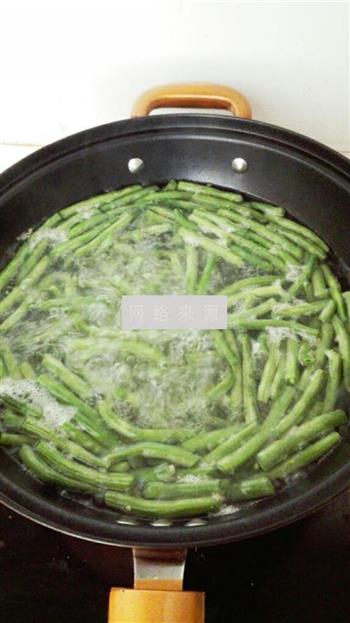腊肠干煸四季豆的做法步骤4