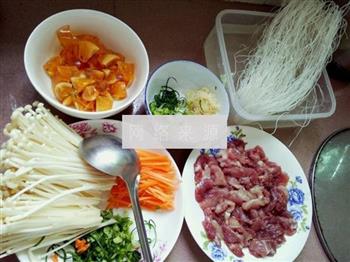 蒜蓉金针菇胡萝卜蒸粉丝的做法步骤1