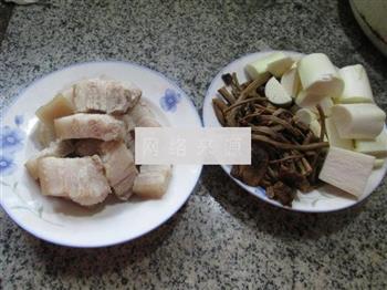 茶树菇茭白烧五花肉的做法图解1