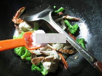 西兰花炒螃蟹的做法图解9