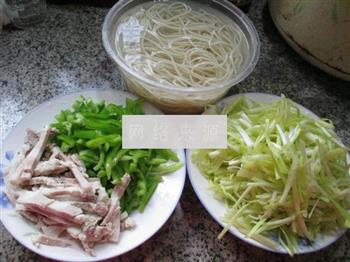 尖椒猪肉韭菜芽炒面的做法步骤1