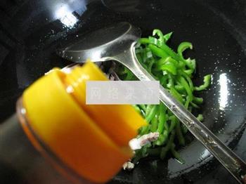 尖椒猪肉韭菜芽炒面的做法步骤2