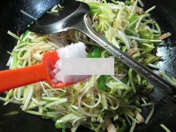 尖椒猪肉韭菜芽炒面的做法步骤6