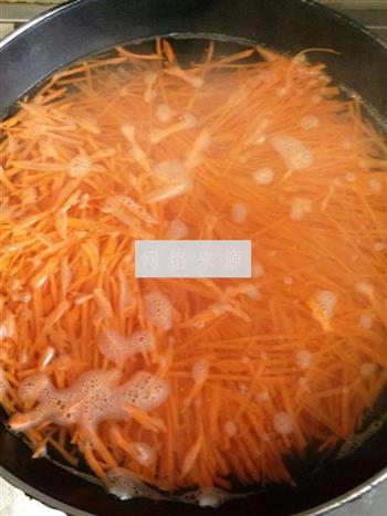 胡萝卜猪肉水饺的做法图解2