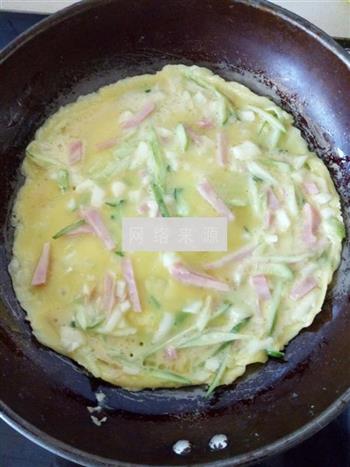 黄瓜火腿鸡蛋饼的做法步骤2