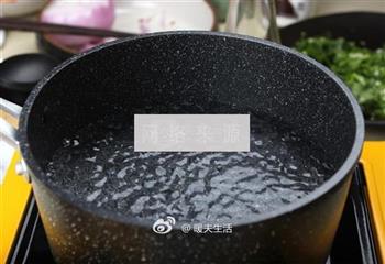 石锅方便面的做法步骤2