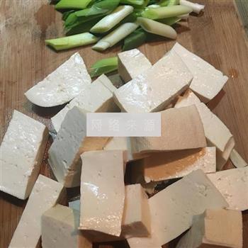 蒜苗豆腐的做法图解1