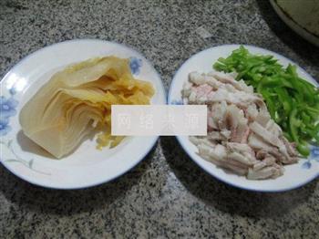尖椒猪肉炒酸菜的做法步骤1