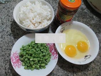 带豆鸡蛋炒饭的做法步骤1