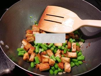 咸肉炒豇豆豆干的做法步骤5