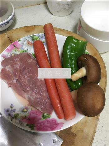 里脊肉青椒香菇胡萝卜饼的做法步骤1
