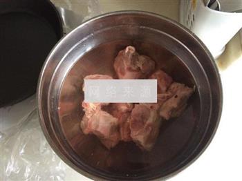 胡萝卜玉米猪骨汤的做法步骤1