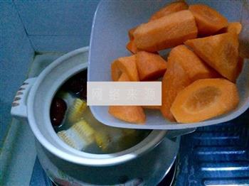 胡萝卜玉米猪骨汤的做法图解11