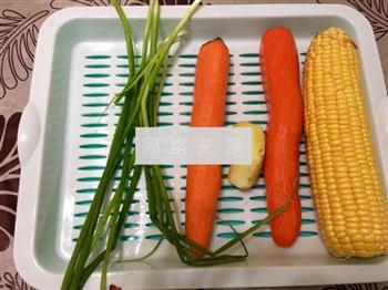 胡萝卜玉米猪骨汤的做法步骤3